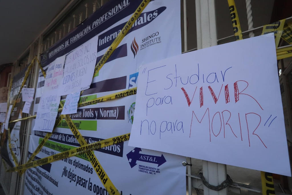 Con cuatro butacas vacías y cientos de flores blancas, estudiantes de la Universidad Popular Autónoma del Estado de Puebla (UPAEP) rindieron homenaje a los tres universitarios y al chofer de Uber asesinados el lunes. (EL UNIVERSAL)