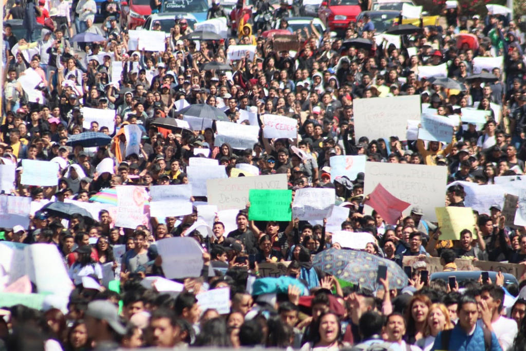 Por tercer día consecutivo, estudiantes de diversos niveles educativos salieron a las calles de Puebla a protestar por el asesinato de tres de sus compañeros y un chofer de Uber. (EL UNIVERSAL)