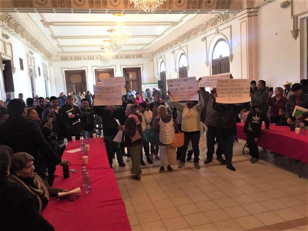 Al finalizar la sesión de Cabildo de este jueves, el perredista, acompañado de un grupo de habitantes de Villa Juárez, comenzó a gritar a los ediles que la problemática de la termoeléctrica era un tema social y sensible además de que no se trataba de una bandera política ni de color. (EL SIGLO DE TORREÓN)