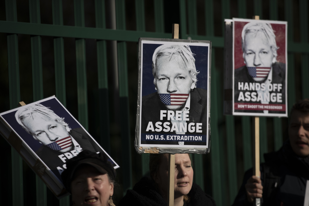 Assange se queja de que en ese sitio no escucha bien y que no se puede concentrar en el proceso. (ARCHIVO) 