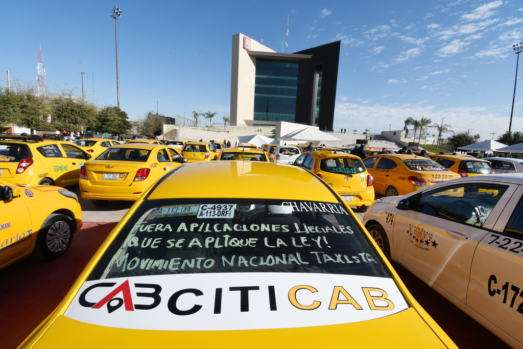 Unos 200 taxistas se concentraron en la Plaza Mayor de Torreón para exigir ordenamiento legal en la operación de empresas como Uber y Didi; afirman que existe una 'competencia desleal'.