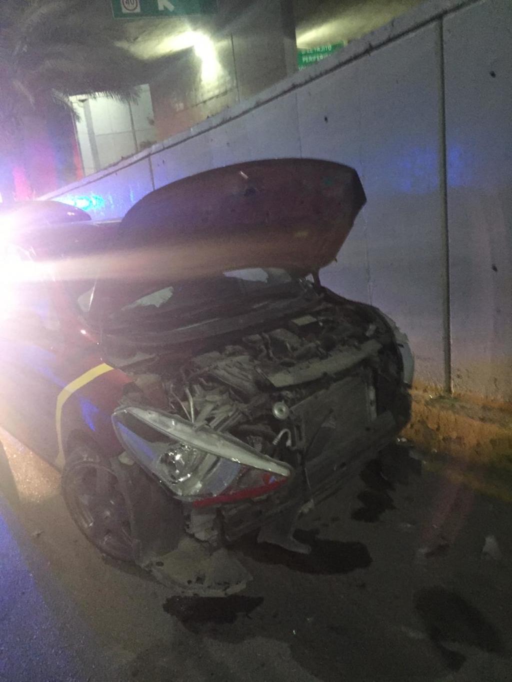 Mujer destroza su automóvil al chocar contra muros del Nudo Mixteco; la joven conductora resultó ilesa.