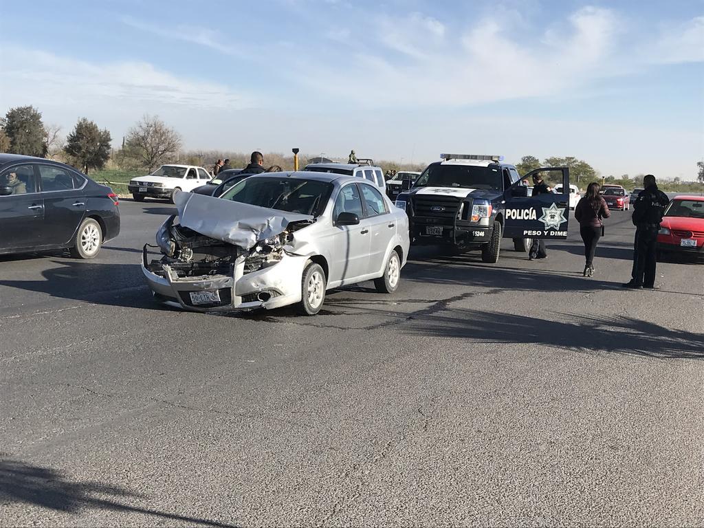 La unidad cortó la circulación de un automóvil Chevrolet Aveo, color plata, modelo 2013, que era tripulado por Esperanza de 51 años de edad, el cual se desplazaba por el bulevar mencionado sobre los carriles de Torreón a Lerdo.
(EL SIGLO DE TORREÓN)