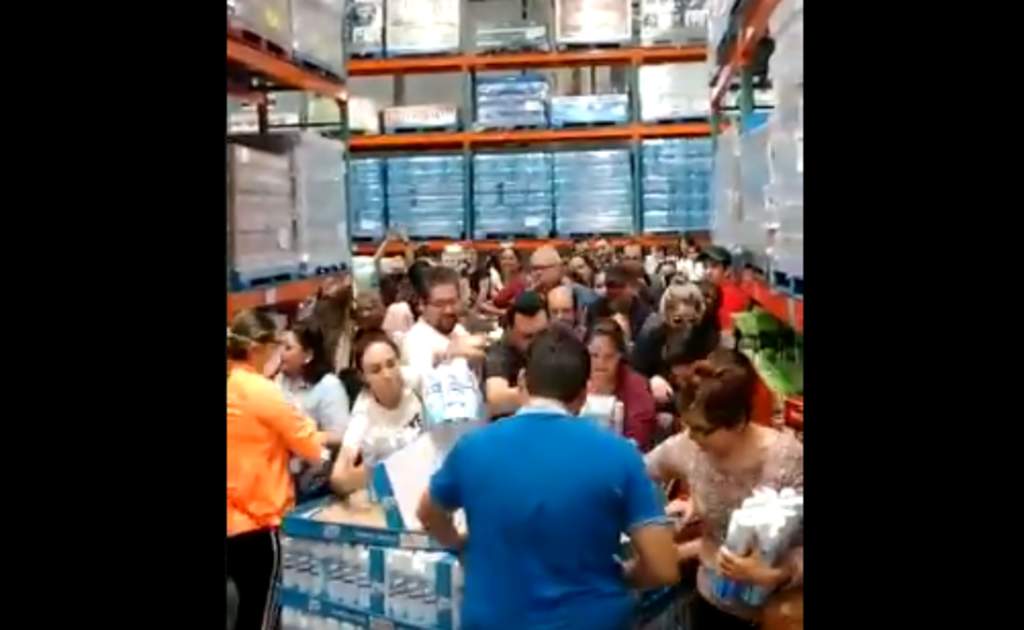 Luego de que se confirmara oficialmente los dos primeros casos de Coronavirus en México, la ciudadanía ha mostrado su preocupación a través de redes sociales, incluso, circula un video que podría mostrar compras de pánico por un desinfectante en un supermercado de México. (ESPECIAL)