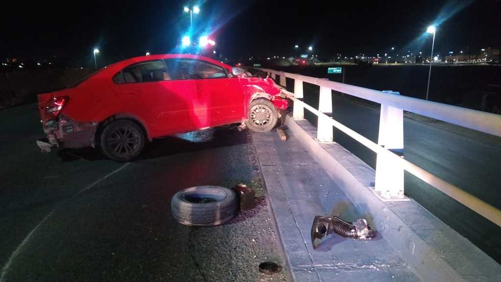 Muy dañado quedó el automóvil Sonic tras impactarse contra los tubos metálicos de protección del puente.