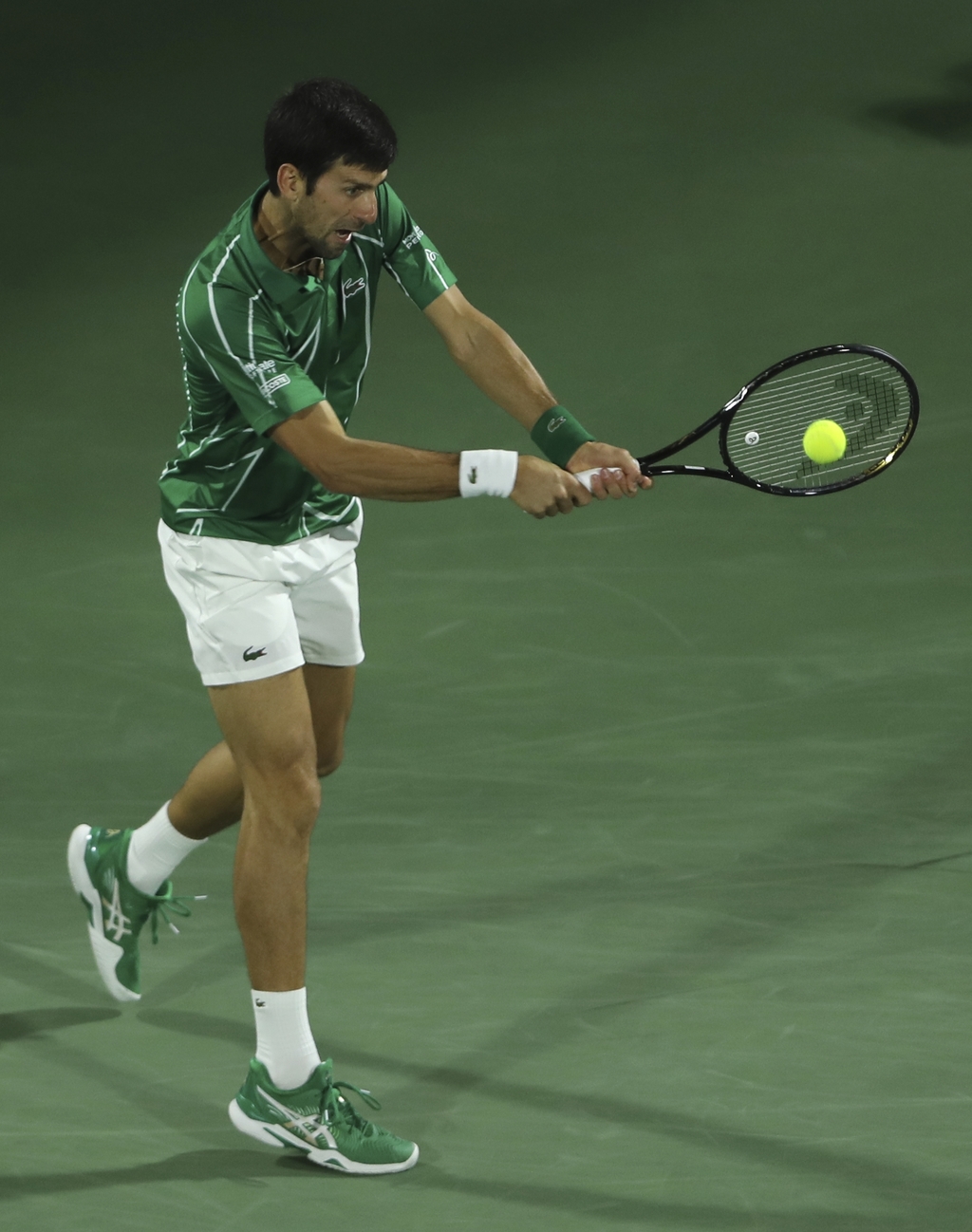 Novak Djokovic salvó tres puntos de partido antes de vencer 2-6, 7-6, 6-1 a Gael Monfils, en las semifinales del torneo de Dubái. (AP)