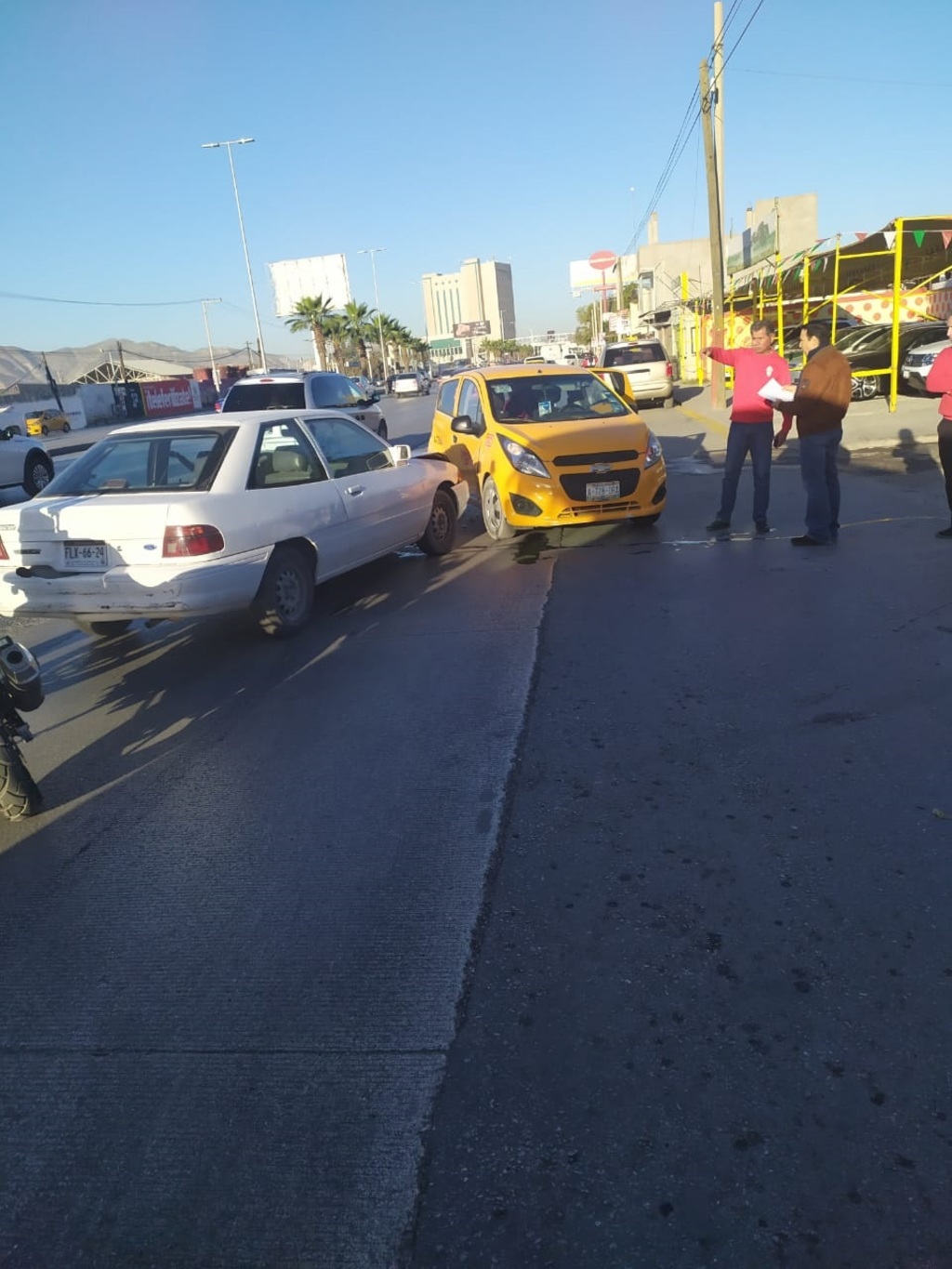 El taxis recibió el impacto en el costado medio derecho, al atravesarse al paso del Ford Escort.