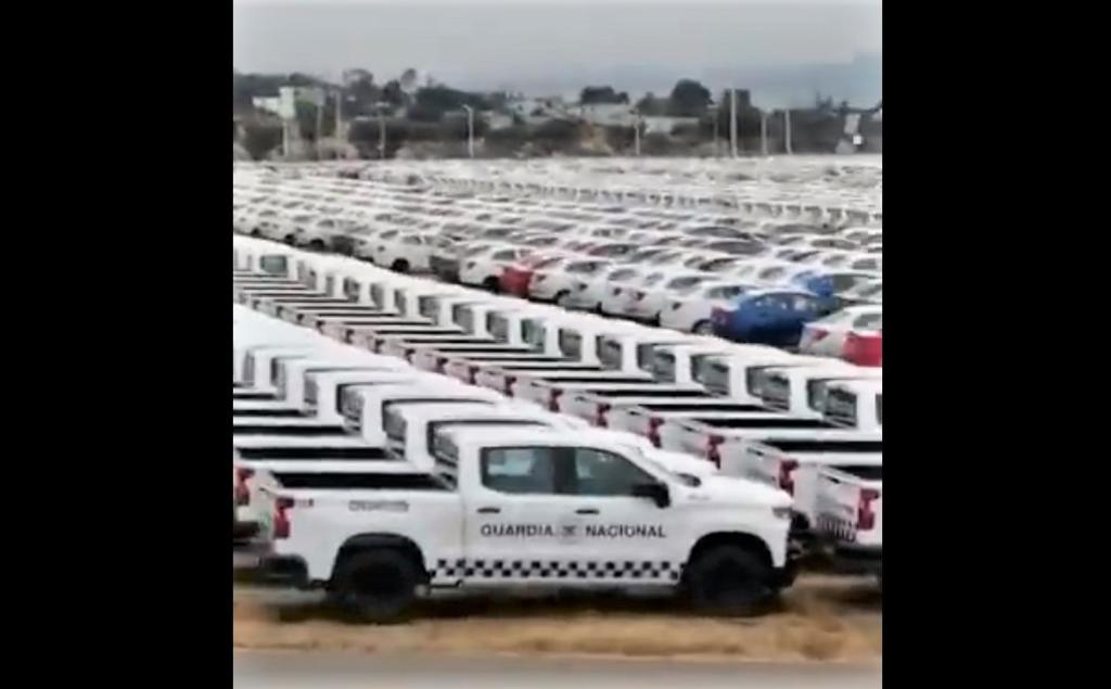 Las unidades color blanco, balizadas con el nombre y escudo de la nueva corporación, encabezada por el comandante, Luis Rodríguez Bucio, se encuentran listas en la planta de Chevrolet, en Silao, Guanajuato. (CAPTURA VIDEO)