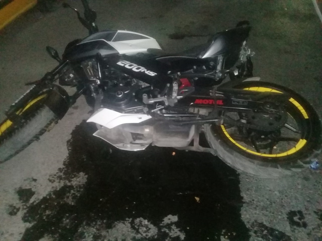Un auto impactó a una pareja que viajaba en una motocicleta; los hechos se registraron en la colonia Eugenio Aguirre Benavides. (EL SIGLO DE TORREÓN)