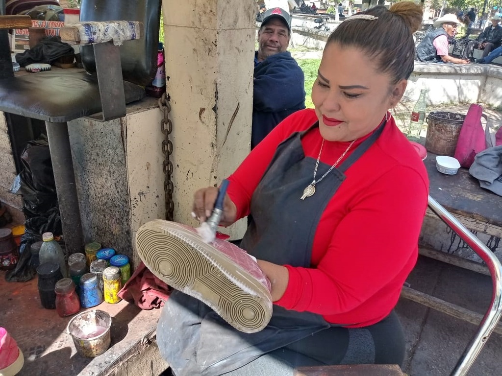 Todos los día llega María de la Paz a realizar su trabajo en la bolería de la plaza principal en Morelos, esquina con Centenario. (EL SIGLO DE TORREÓN)