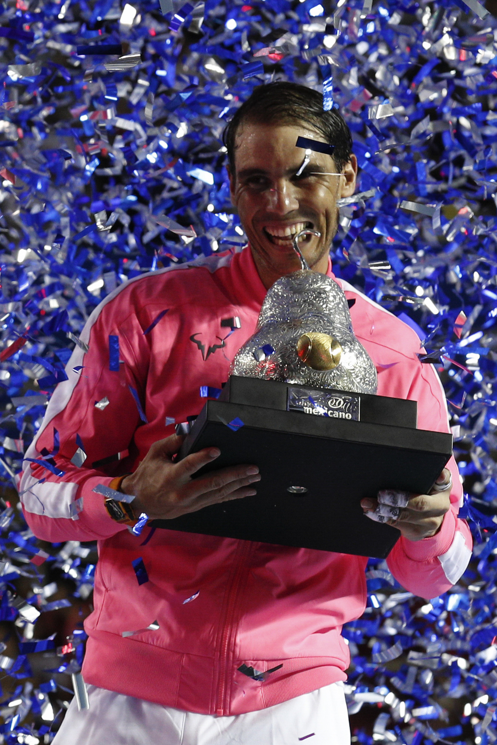 Rafael Nadal muerde el trofeo de campeón, tras derrotar 6-3, 6-2 a Taylor Fritz, en la final del Abierto Mexicano.