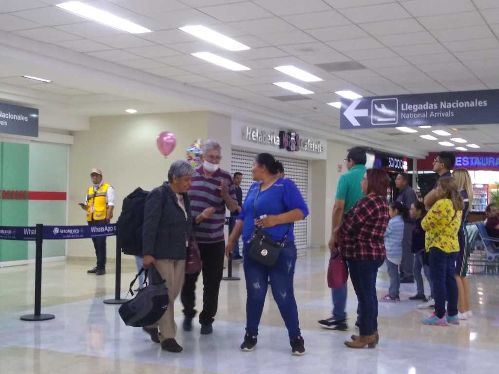 En el aeropuerto, algunas personas decidieron portar cubrebocas y señalaron que no pasaron por filtros sanitarios en otros lados. (MARY VÁZQUEZ)