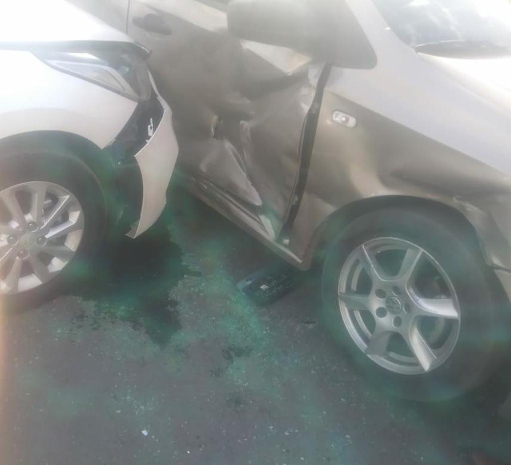 Ambos vehículos resultaron con daños materiales de consideración tras el accidente. (EL SIGLO DE TORREÓN)