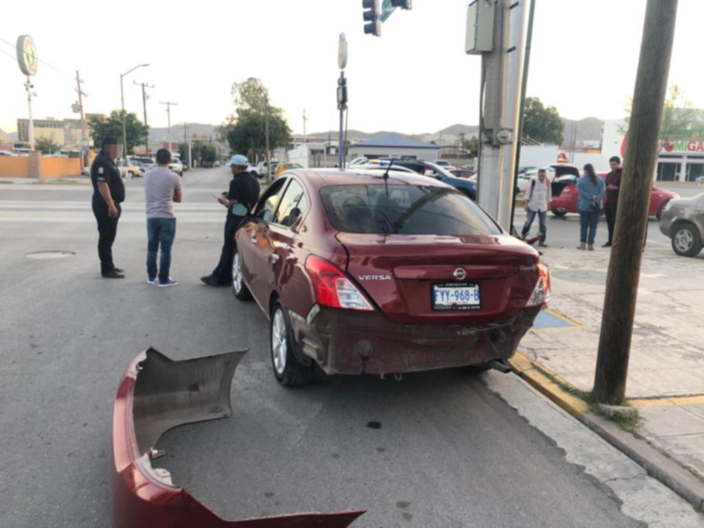 Ambos automóviles registraron daños considerables, valorados en 120 mil pesos. (EL SIGLO DE TORREÓN)