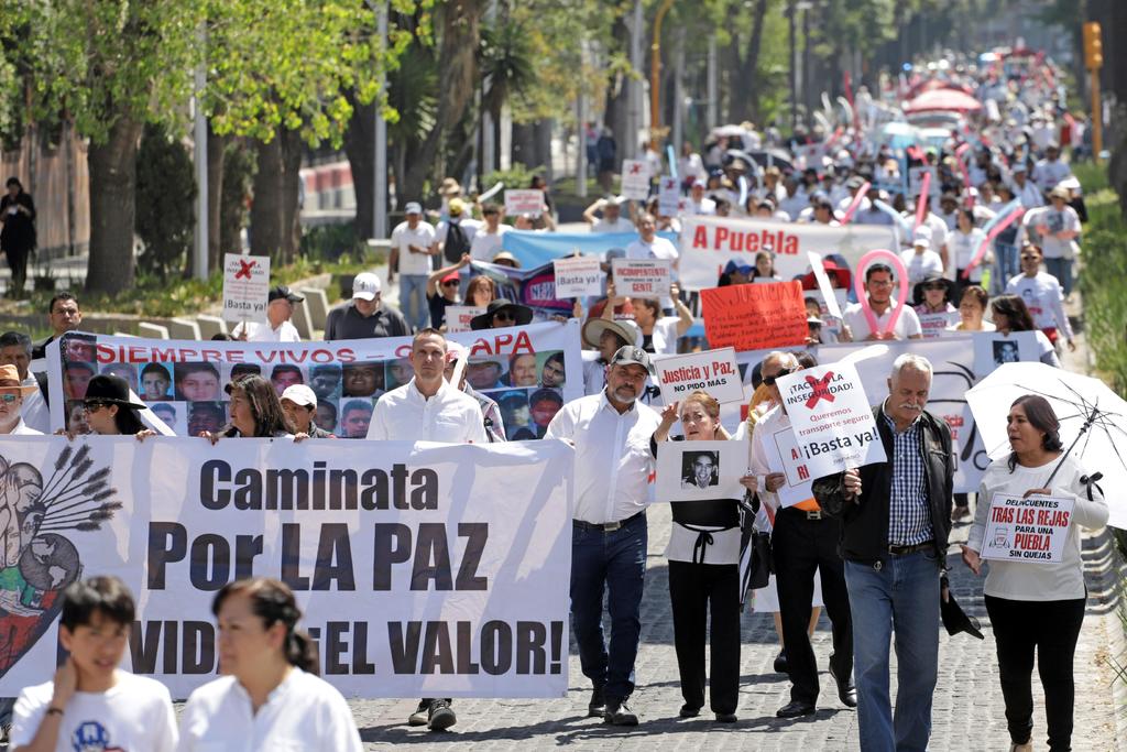 Con consignas como 'Gobierno incompetente sólo causa muerte' y 'Basta ya', los contingentes se movilizaron por Avenida Juárez mientras agitaban globos azules y blancos. (EL UNIVERSAL)
