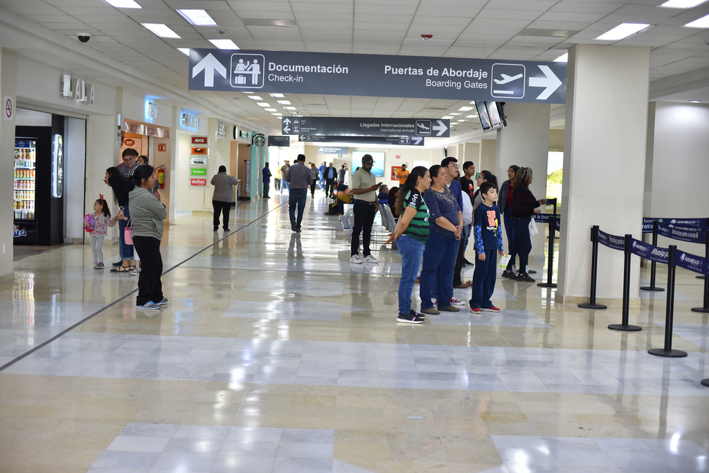 El titular de la Jurisdicción Sanitaria número 6 en Torreón, César del Bosque, dijo que se cambiará el proceso de revisión a los pasajeros que arriban de vuelos de Ciudad de México y Dallas, Texas. (EL SIGLO DE TORREÓN)