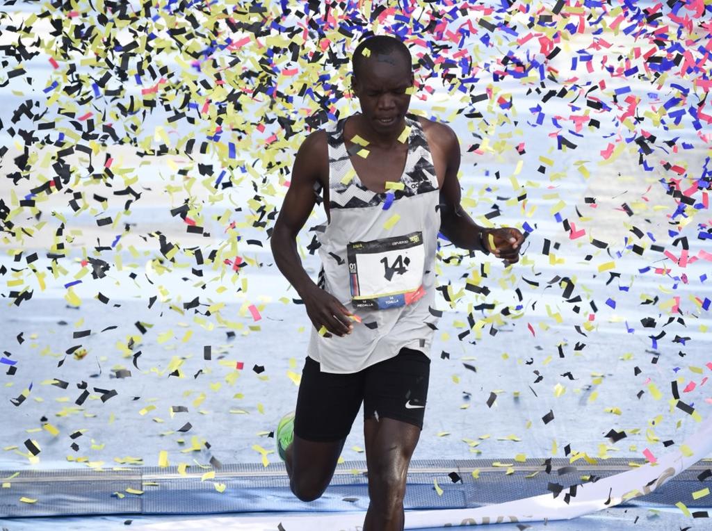 El keniano Erick Mose volvió a conquistar el Maratón Lala, lo ganó también en 2012 y 2015. (JESÚS GALINDO) 