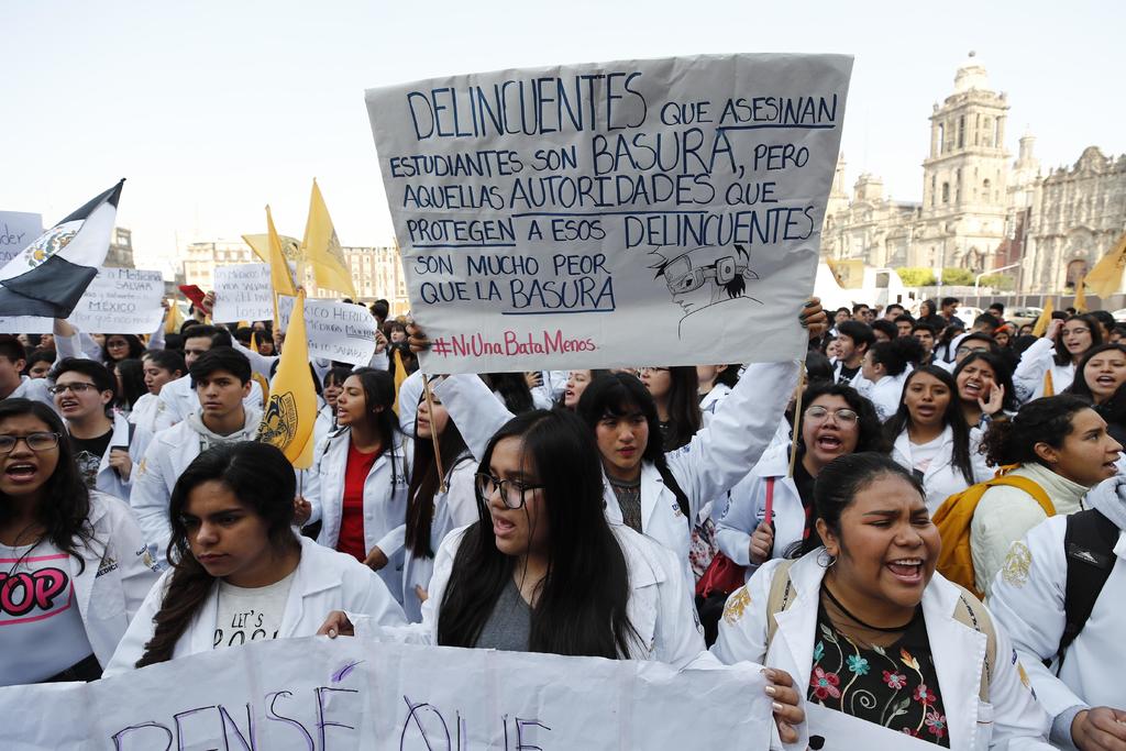 Centenares de estudiantes de Medicina de distintos centros educativos como la Universidad Nacional Autónoma de México (UNAM) marcharon este lunes por el centro de la Ciudad de México y protestaron frente a Palacio Nacional tras el asesinato de tres universitarios en el vecino estado de Puebla. (EFE)