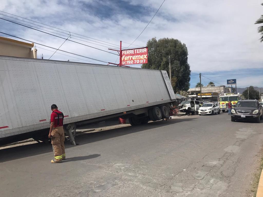 La mañana de este lunes se generó la movilización de las corporaciones de rescate de la ciudad de Gómez Palacio debido al hundimiento de una caja de tráiler en el Fraccionamiento Morelos. (EL SIGLO DE TORREÓN)