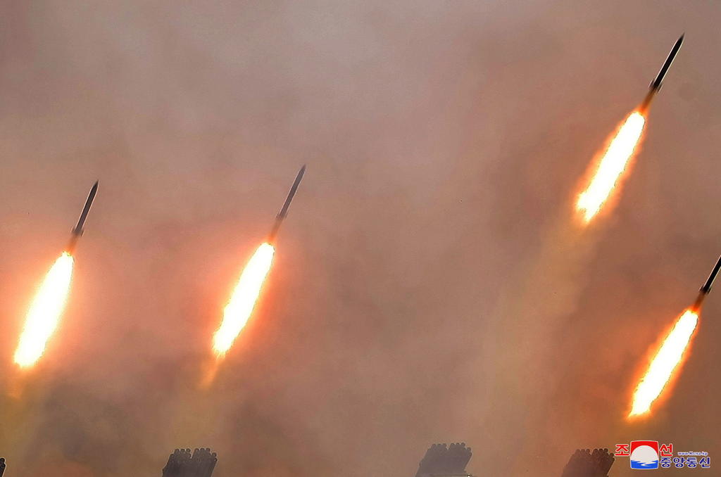 Según la agencia oficial norcoreana KCNA, la prueba demostró la 'precisión' en el lanzamiento de proyectiles, pero no especificó desde dónde se llevó a cabo ni el tipo de armamento utilizado. (EFE)
