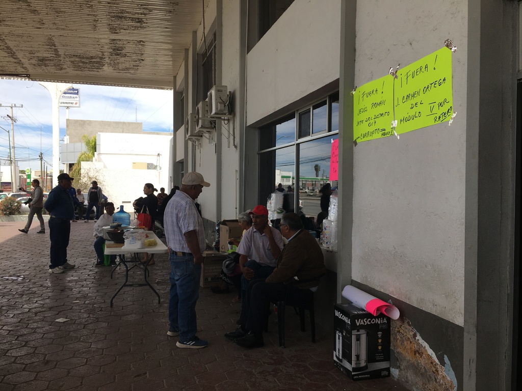 Integrantes del Frente Campesino en Defensa del Agua y la Tierra mantuvieron un plantón a las afueras de las oficinas de Conagua. (FABIOLA P. CANEDO)