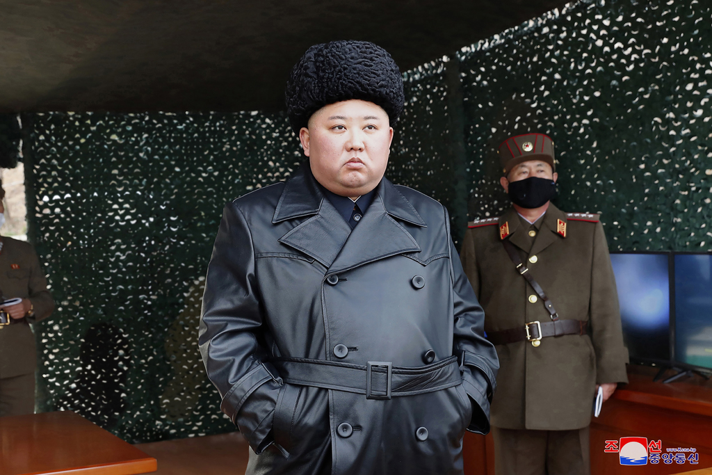 El líder norcoreano, Kim Jong-un, supervisó el lanzamiento de los misiles. (AP) 