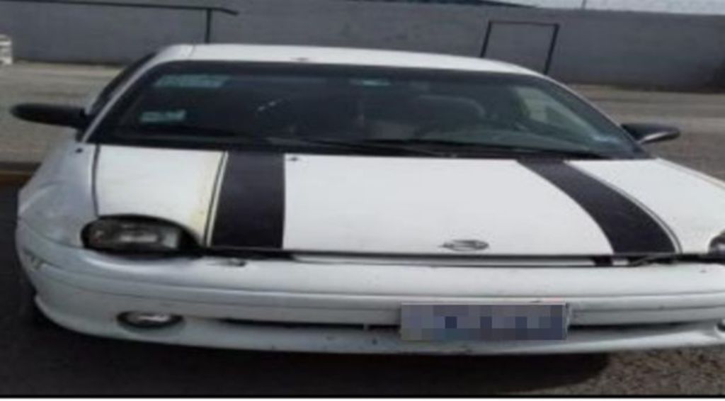 El vehículo robado es un Dodge Neón de color blanco con franjas negras, el cual fue llevado a los patios de la Vicefiscalía. (EL SIGLO DE TORREÓN)