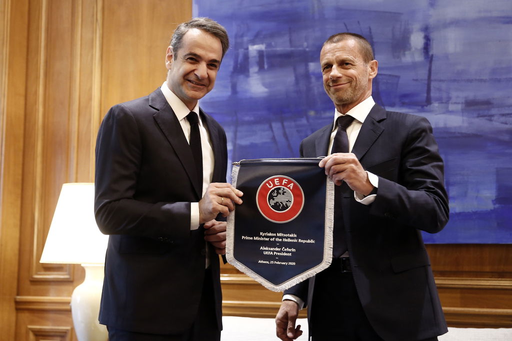 El presidente de la UEFA, Aleksander Ceferin (d), con el primer ministro de Grecia, Kyriakos Mitsotakis. (ARCHIVO) 
