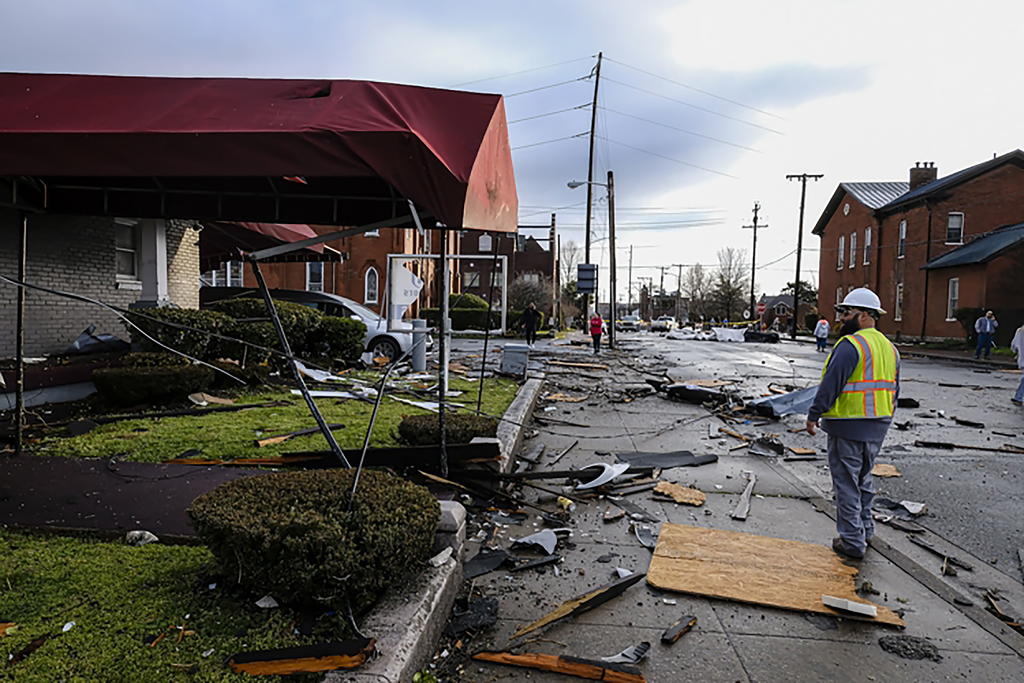 El alcalde de Nashville, John Cooper, calificó esta mañana los daños en la ciudad como “significativos” e informó de que hay heridos en los hospitales, sin dar mayores detalles del número de víctimas.
(EFE)