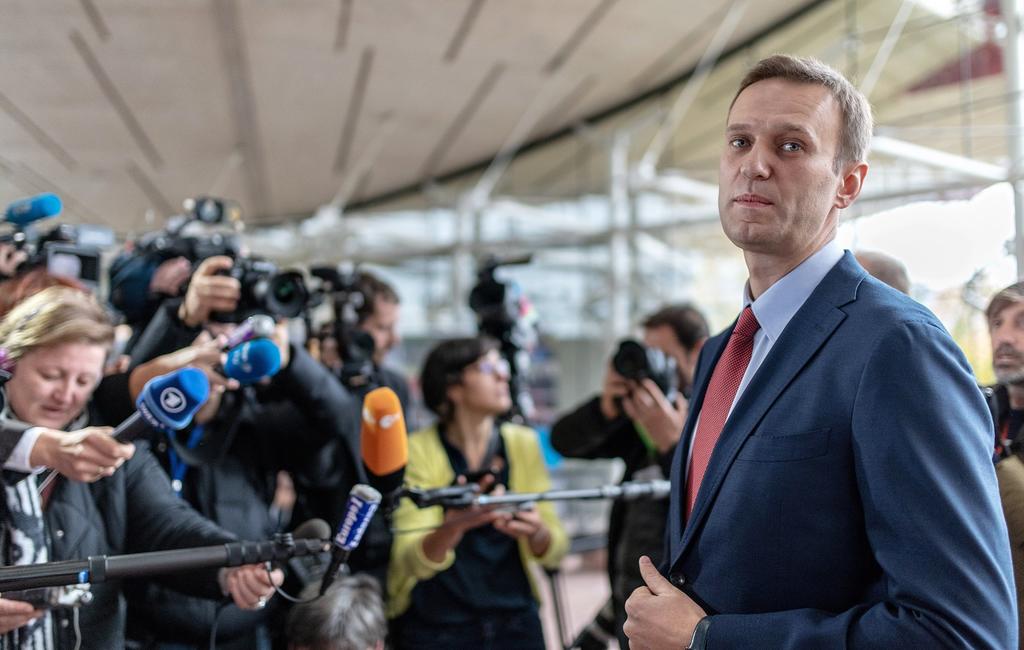El líder opositor ruso Alexéi Navalni denunció hoy que las autoridades rusas han bloqueado las cuentas y tarjetas bancarias no solo de él, sino también de su esposa, sus padres, sus dos hijos y de sus colaboradores más estrechos y sus familias por un monto de 75 millones de rublos (1 millón de euros). (ARCHIVO)