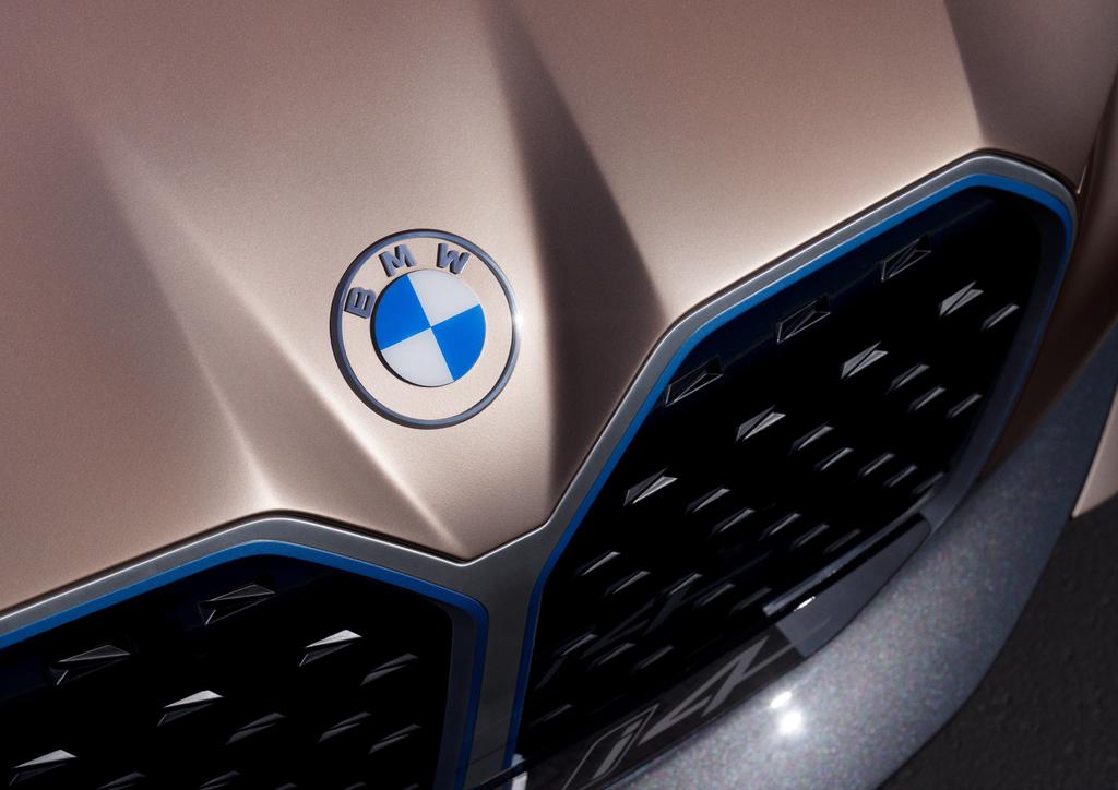 El aro que rodea a la bandera de Bavaria será del color de la carrocería del auto y para ejemplificar esto, BMW lo plasmó en el i4 Concept, el cual utiliza un tono arena para darle un aspecto jamás antes visto al logo de esta compañía. (ESPECIAL)