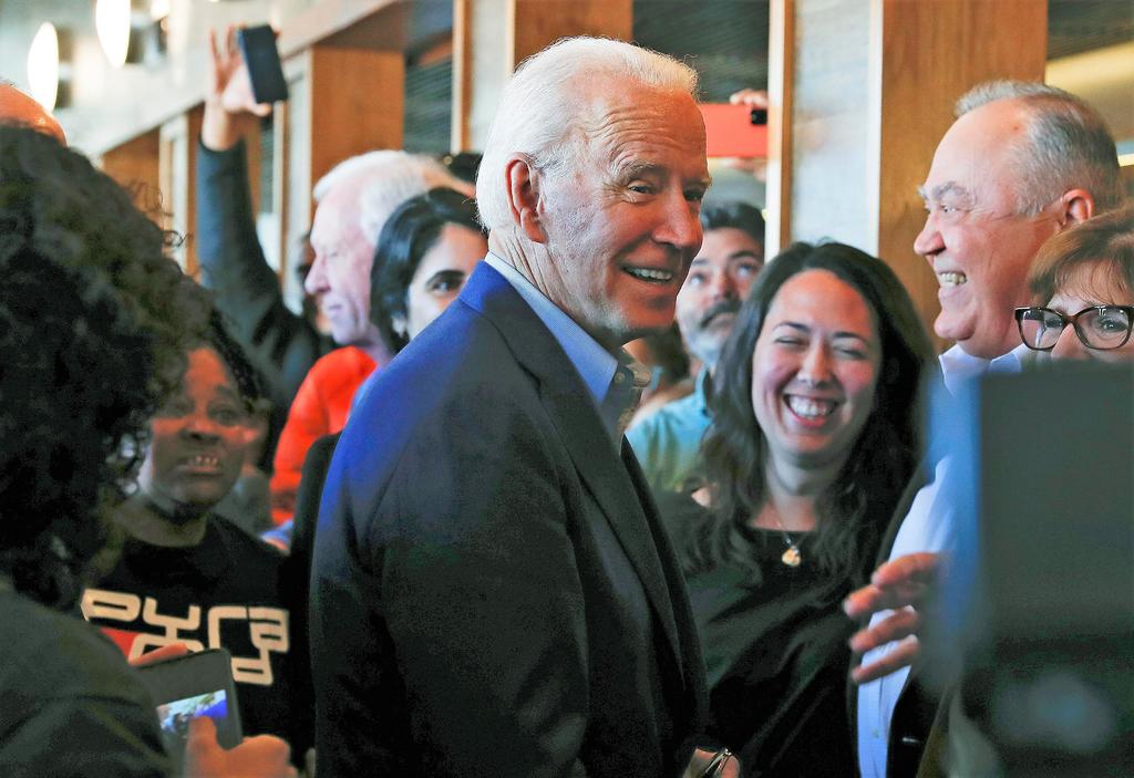 Con estas cinco entidades, Biden lleva ganados 362 delegados de los mil 300 en juego esta noche de Súper Martes. Después de su triunfo en Virginia, Biden declaró a la prensa en Los Ángeles que se siente optimista. (EFE)
