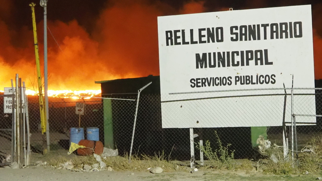 Los primeros reportes indican que el fuego inició en la parte media del relleno sanitario de la ciudad de Gómez Palacio. (EL SIGLO DE TORREÓN/ IVÁN CORPUS)