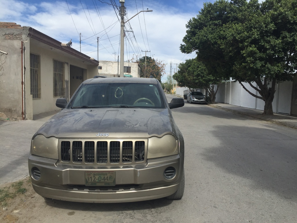 Desde hace más de una semana, los vecinos de la colonia Las Luisas en Torreón sufren la presencia de polvo de cemento. (GUADALUPE MIRANDA)