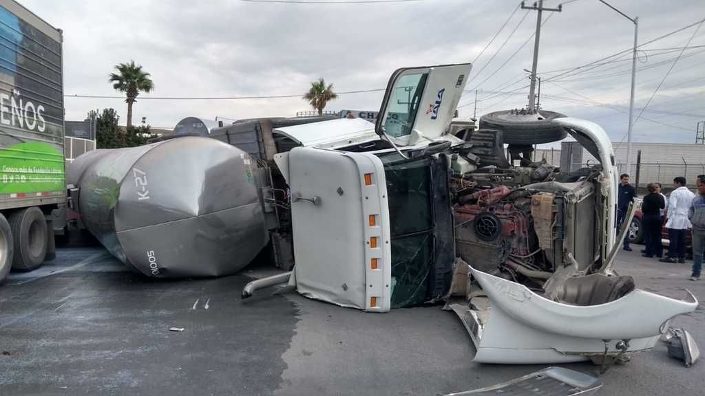 Trailero sufre volcadura en calles de la Zona Industrial de Torreón y choca con dos vehículos. (EL SIGLO DE TORREÓN)