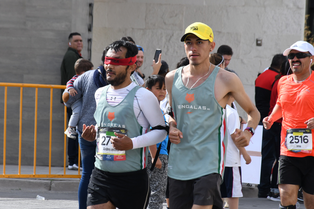 El lagunero Andrés Flores Facusseh participó en su primer maratón y contó con el apoyo de dos guías. (Fotografías de Fernando Compeán)