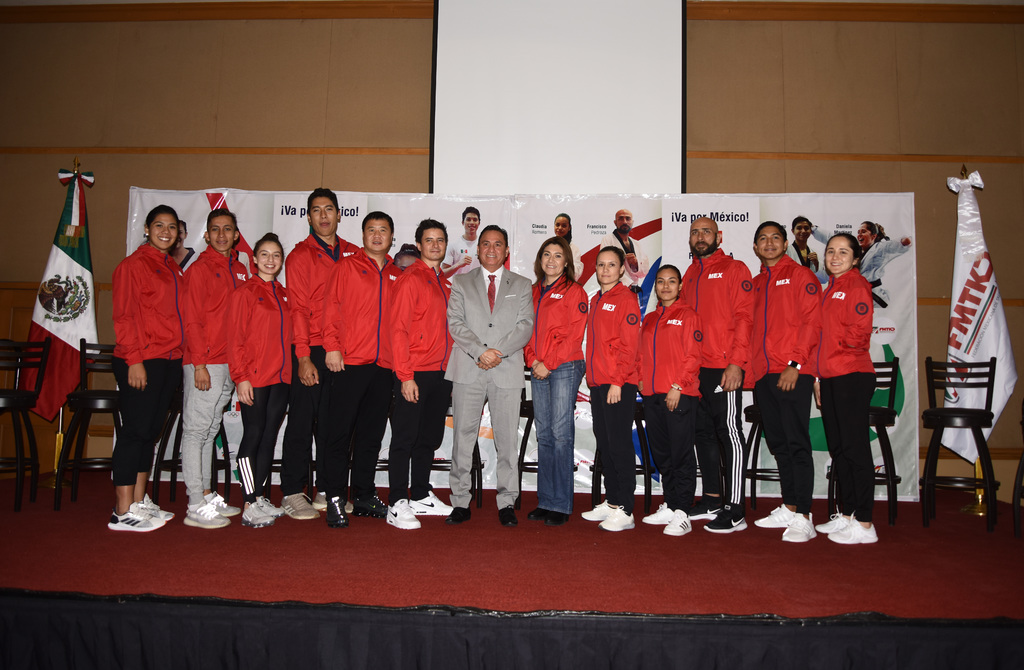 Los equipos nacionales de Taekwondo y ParaTKD fueron presentados ayer en Torreón. (JESÚS GALINDO)