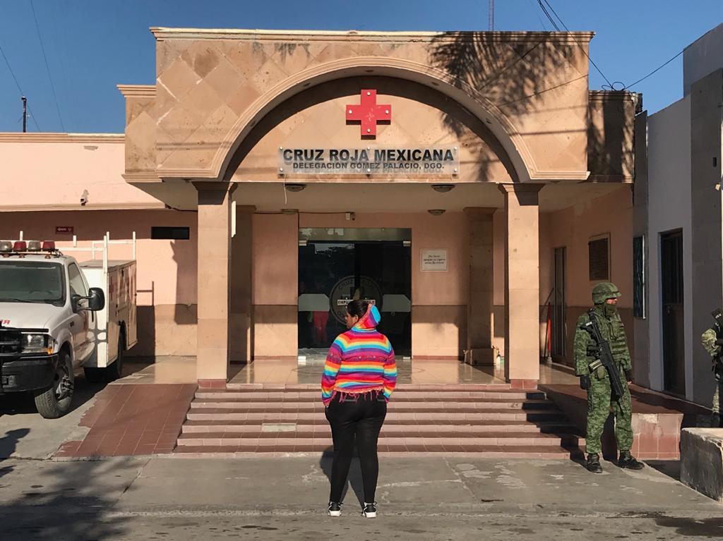 La mujer fue trasladada en un vehículo particular a las instalaciones de la Cruz Roja de la ciudad de Gómez Palacio, a donde ingresó con una herida penetrante en la región dorsal izquierda. (EL SIGLO DE TORREÓN)