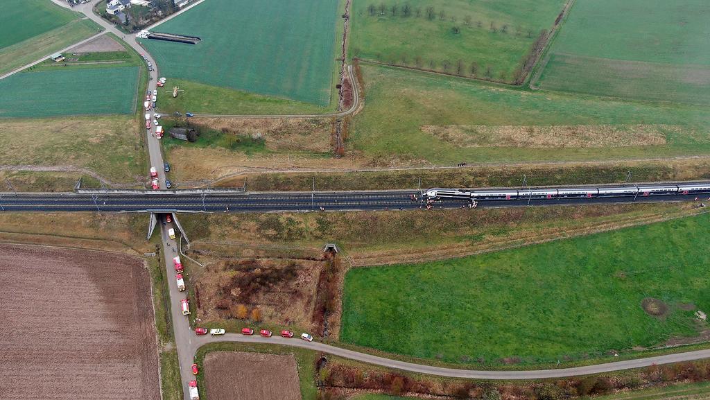 Las autoridades ferroviarias indicaron que unas 300 personas viajaban en el tren, que cubría el trayecto entre Colmar y París. (EFE)