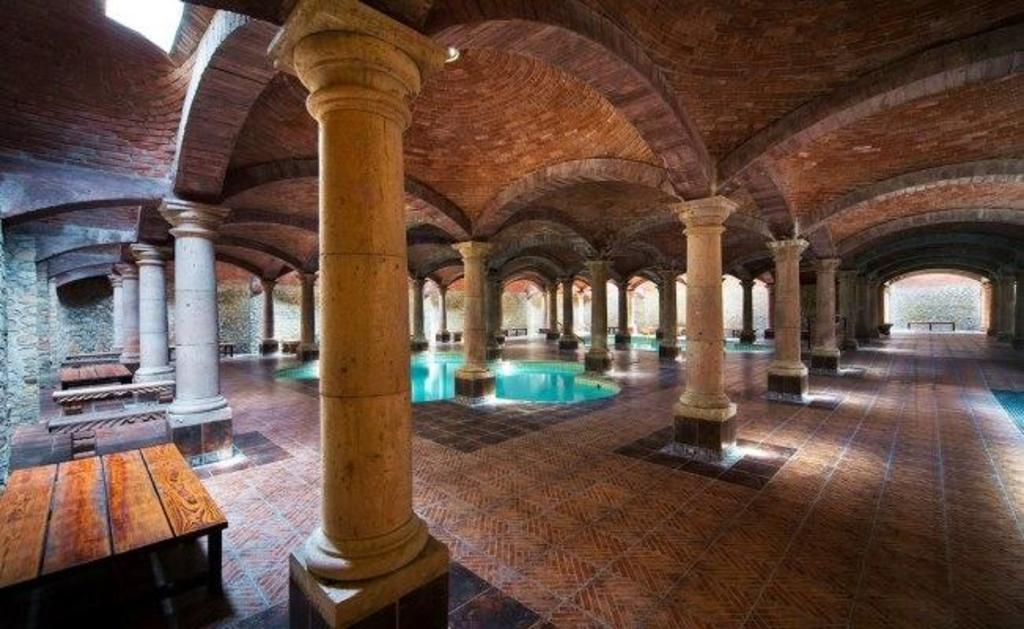 Albercas de aguas termales al estilo de la arquitectura romana. (ESPECIAL)