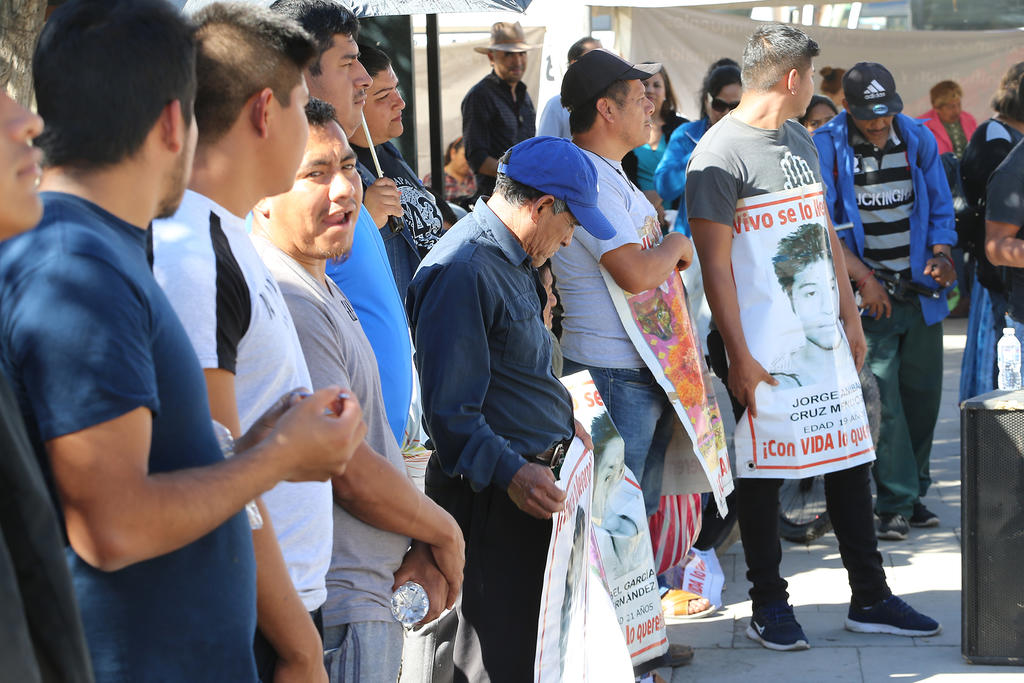 Familiares de los 43 normalistas de Ayotzinapa llegaron esta mañana a Palacio Nacional para reunirse con el presidente Andrés Manuel López Obrador, y revisar los avances que hay sobre la investigación de la desaparición de los jóvenes. (ARCHIVO)