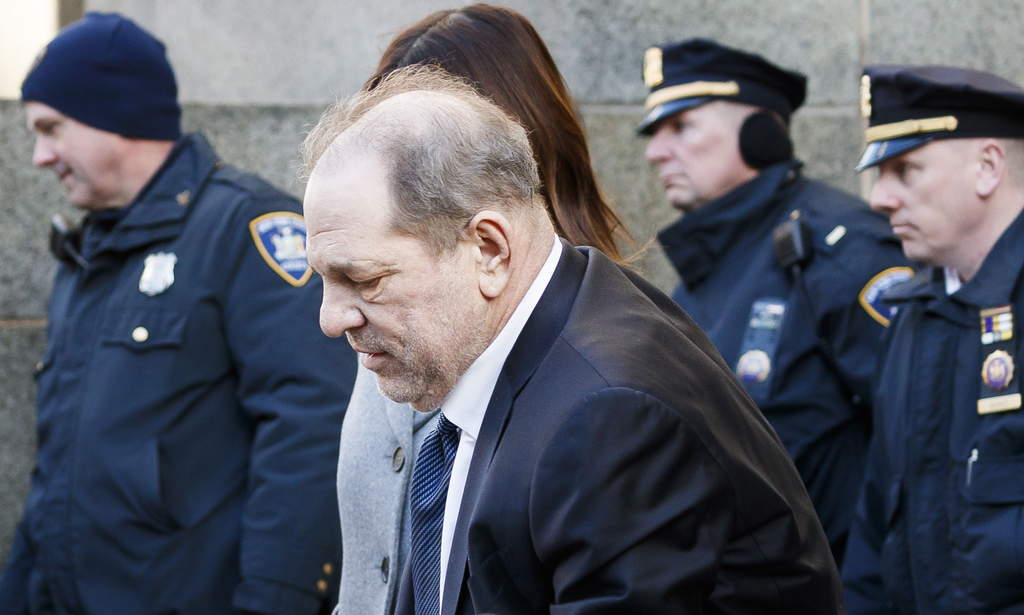 Harvey Weinstein fue trasladado el jueves a la enfermería de una notoria cárcel de Nueva York tras someterse a un procedimiento cardíaco en el hospital donde se encontraba desde que fue declarado culpable el mes pasado de violación y abuso sexual. (ARCHIVO)