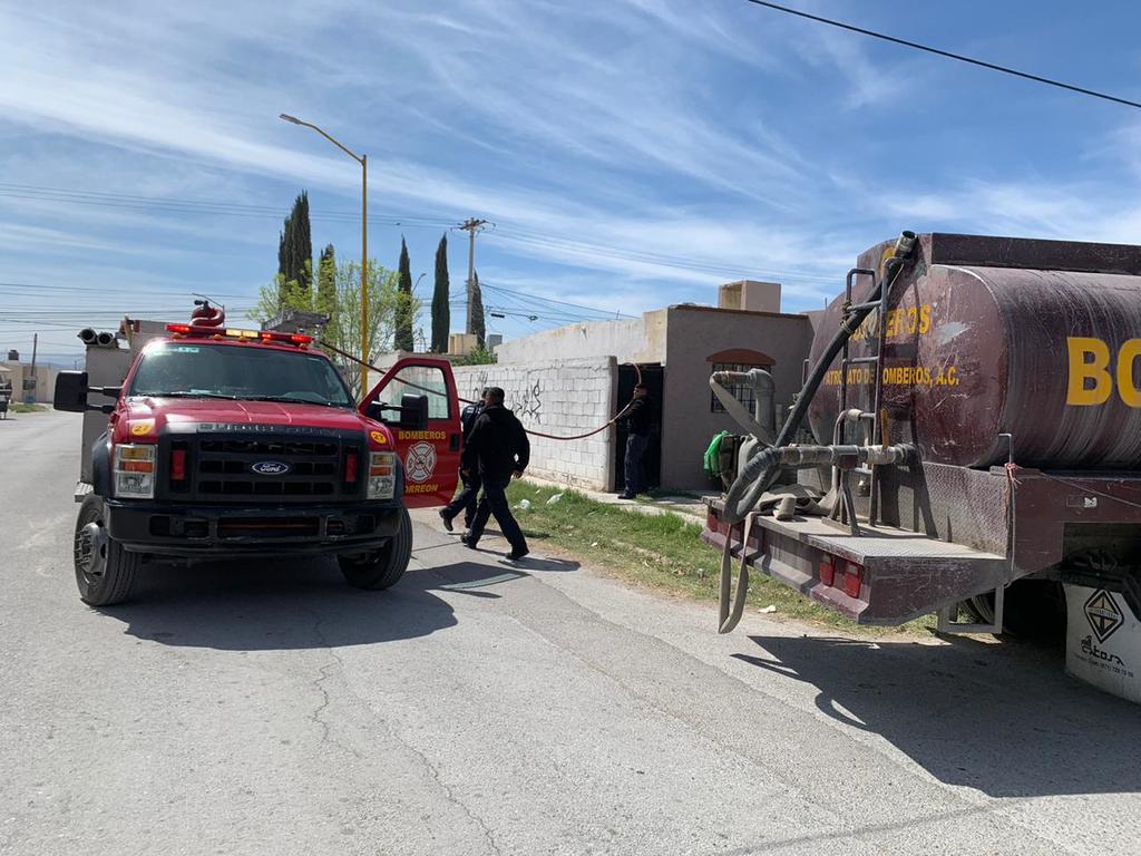 Fuego en domicilio de vivienda alerta a los cuerpos de rescate y auxilio de Torreón. (EL SIGLO DE TORREÓN)