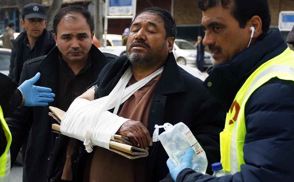 Además de los dos atacantes reducidos por las fuerzas de seguridad afganas, el portavoz del Ministerio de Salud Pública, Wahidullah Mayar, aseguró en un comunicado que otras 32 personas murieron y 58 resultaron heridas. (EFE)