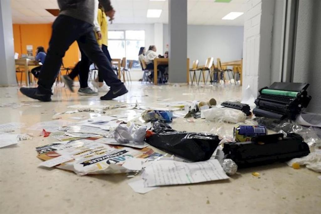 Trabajadores de limpieza de la Universidad de Málaga iniciaron una huelga el pasado lunes para exigir una mejora en sus condiciones laborales y los estudiantes se pusieron a limpiar, por temor al coronavirus. (ESPECIAL) 
