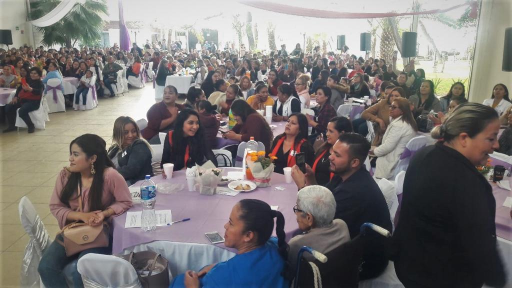 En el evento realizado en conocido centro social, se ofreció una comida y show a las asistentes a quienes también se les hizo entrega de reconocimientos a las mujeres emprendedoras. (EL SIGLO DE TORREÓN)