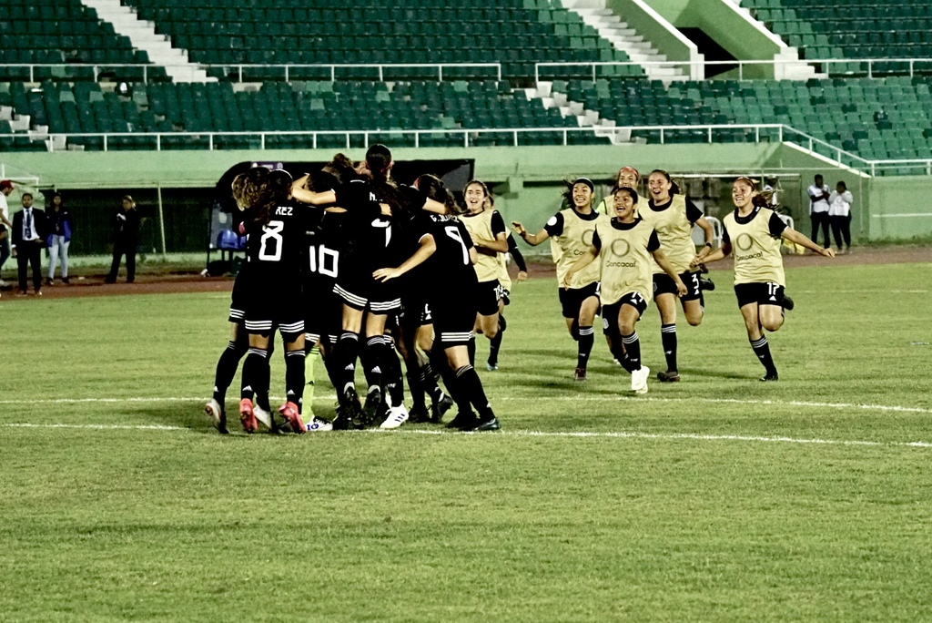 Las jugadoras de la Selección Mexicana Sub-20 celebran luego de vencer a Haití en penales, y conseguir su boleto al Mundial. (CORTESÍA) 