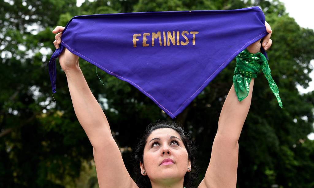 En las marchas feministas son dos los colores que sobresalen y que las participantes portan en su ropa, pañuelos, pinta, y cualquier otro medio protestante, estos son el morado y el verde. (ARCHIVO) 
