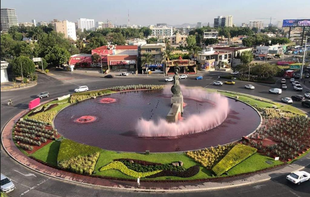 La madrugada de este sábado el agua de la fuente que rodea la escultura de La Minerva fue teñida de rojo en protesta por la violencia contra las mujeres. (REDES SOCIALES)
