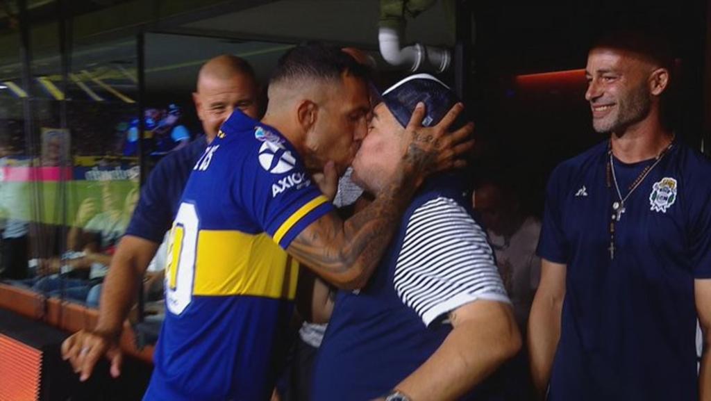 La imagen ha dado la vuelta al mundo, Tévez llegó al banco de la visita y le dio un beso en la boca al Diego. (ESPECIAL)